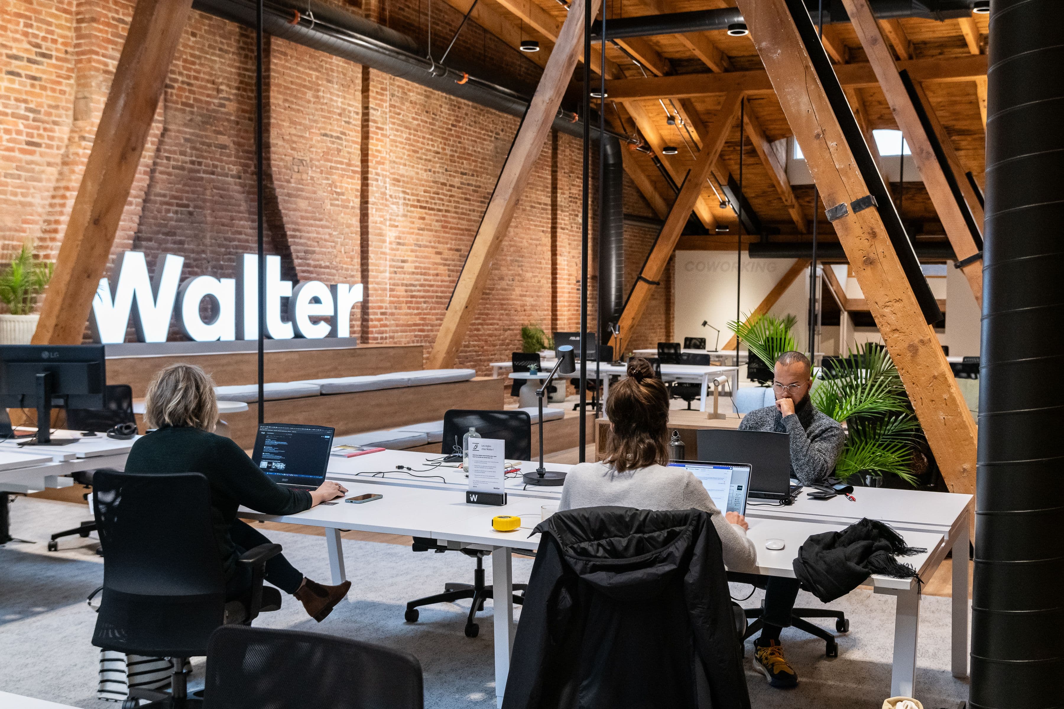 bureau coworking open space Montréal poste de travail