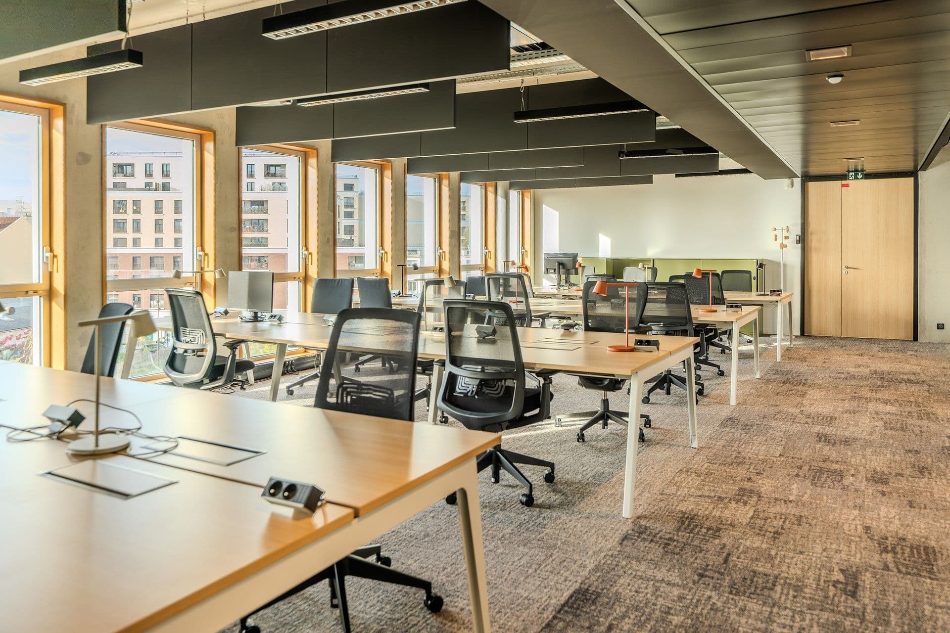 Poste bureau à louer en coworking en open space proche Paris